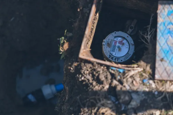 A picture of a water meter below ground
